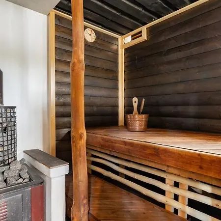 Traditional With Hot Tub Uurainen